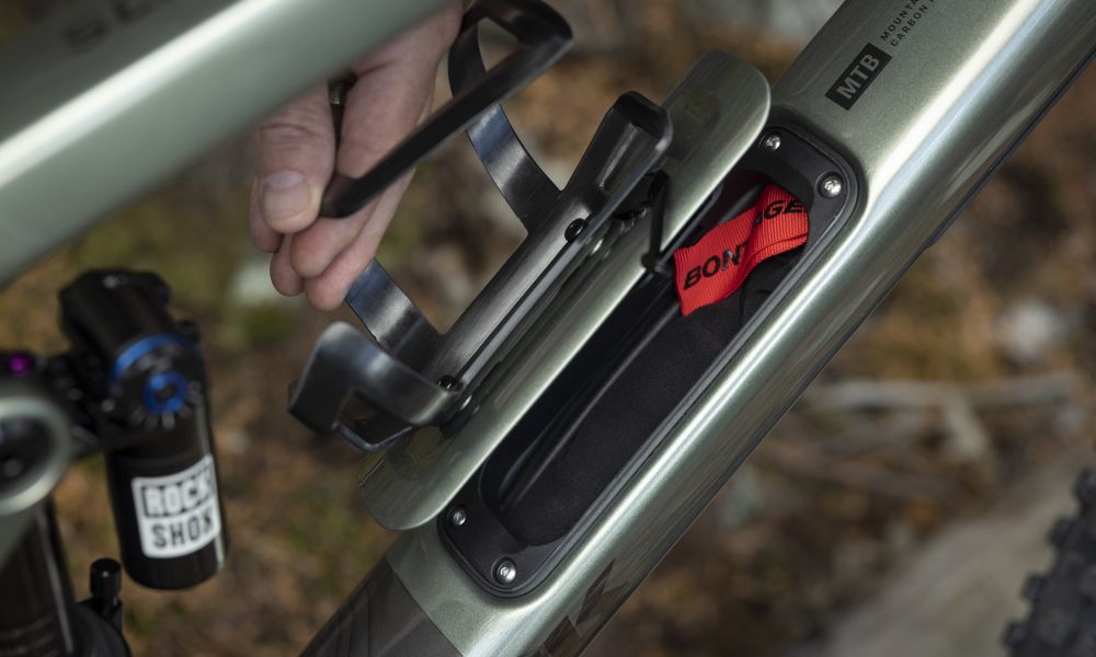 Nahaufnahme von Trek Bike Rahmen mit Fahrradhalterung Nahaufnahme von Trek Bike Rahmen mit Fahrradhalterung