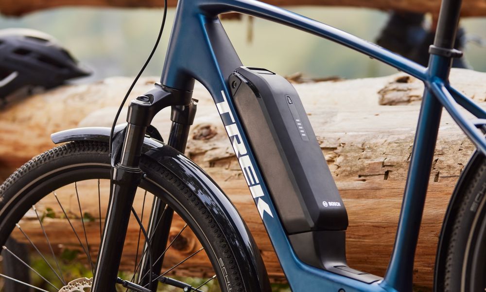 Nahaufnahme von Trek E-Bike vor Holzstapel Nahaufnahme von Trek E-Bike vor Holzstapel