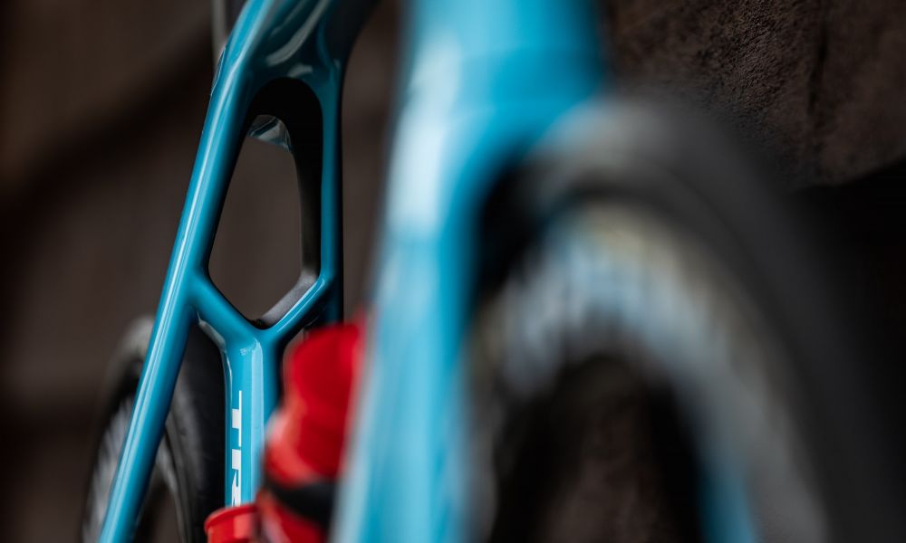 Nahaufnahme von blauem Trek Bike Rahmen Nahaufnahme von blauem Trek Bike Rahmen